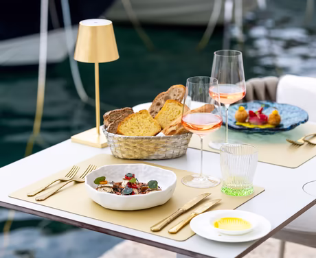 gedeckter Tisch mit Abendessen, Brot Wein direkt am Meer