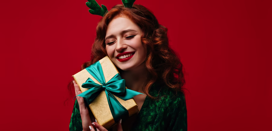 Weihnachtsgeschenk, © Look Studio, Unsplash