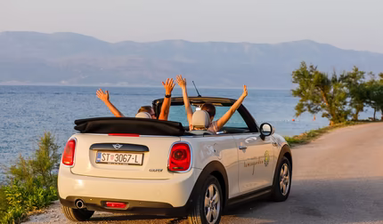 Ausflug mit dem Mini Cooper. Aussicht auf das Meer