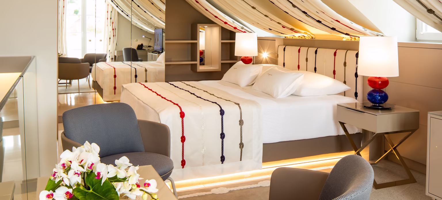 Doppelbett, Marina Suite mit Meerblick © Hotel Lemongarden großer Wohnraum mit Doppelbett, kleinem Schreibtisch und Nachttisch