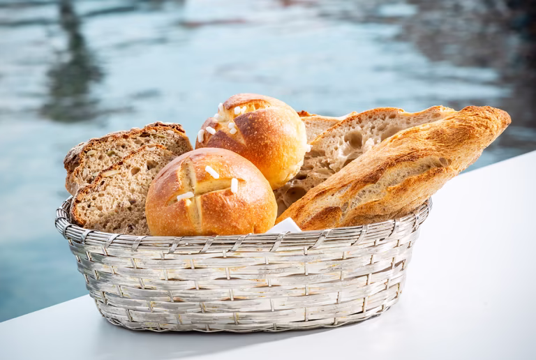 kleiner Brotkorb mit selbstgebackenem Brot direkt am Meer