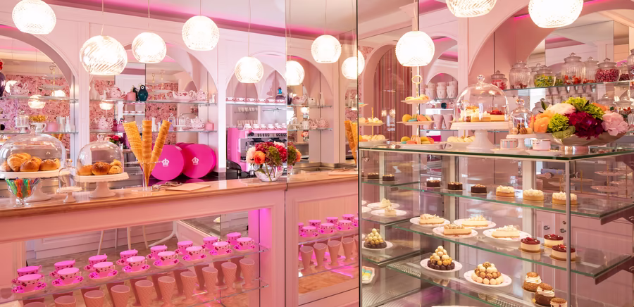 Gelateria von innen mit vielen kleinen Köstlichkeiten in rosa Ambiente