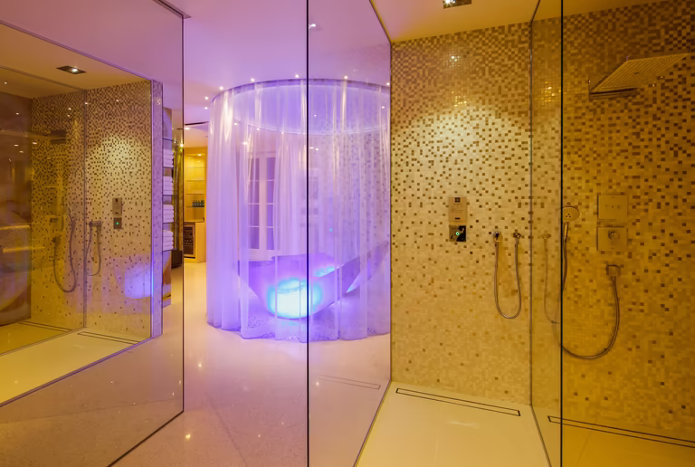 große Dusche im SPA Bereich in gelber Einrichtung