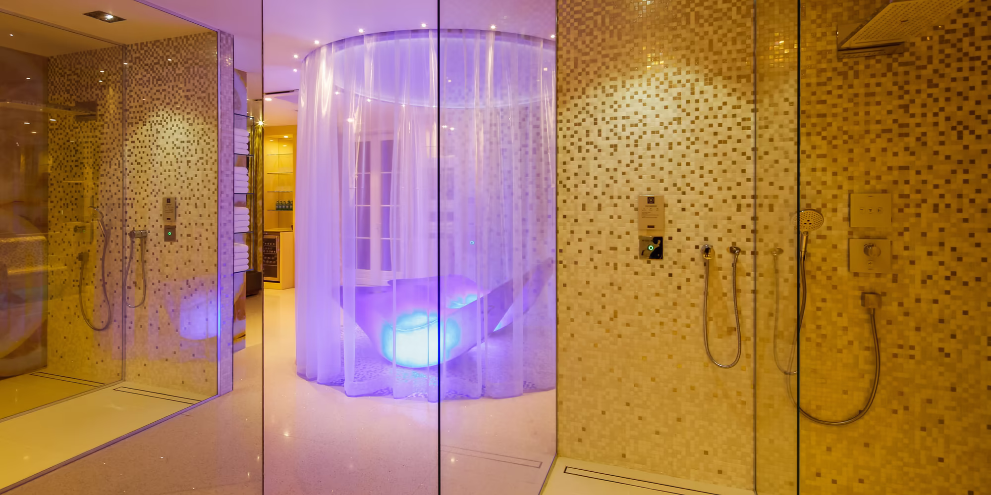 große Dusche im SPA Bereich in gelber Einrichtung