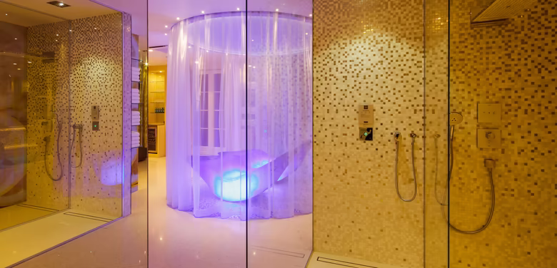 große Dusche im SPA Bereich in gelber Einrichtung