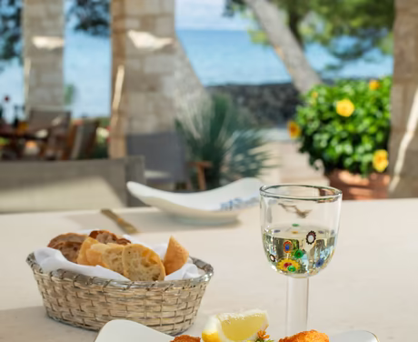 gebratene Tintenfischringe an der Strandbar mit Aussicht aus das Meer