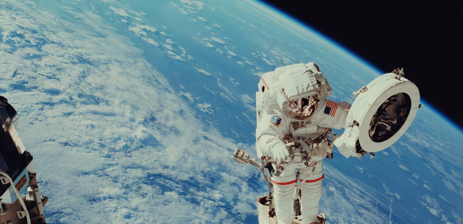 Nasa Astronaut arbeitet außerhalb des Raumschiffs; © Unsplash/NASA