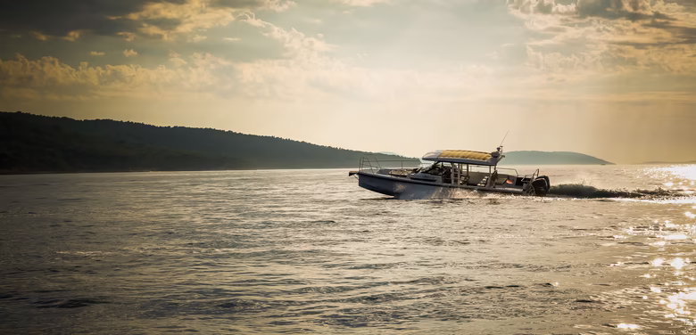 Speedboot am offenen Meer bei Sonnenuntergang