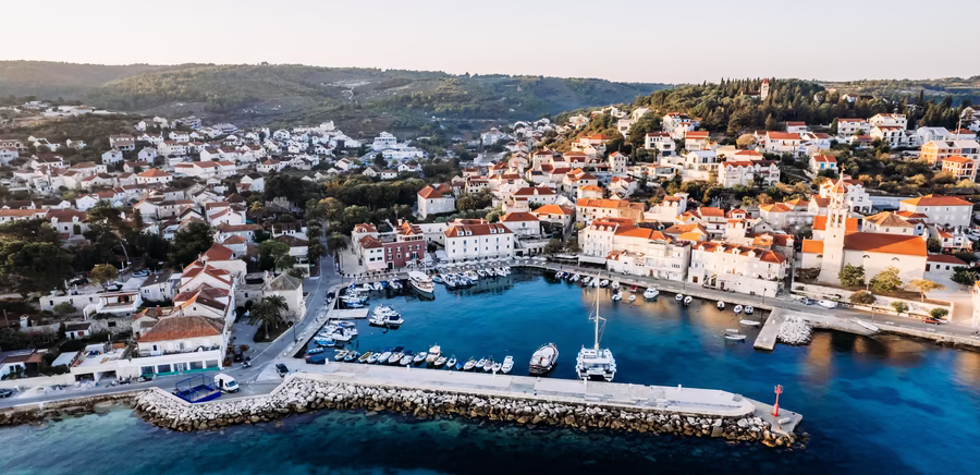 Drohnenaufnahme Areal Hotel Lemongarden mit kleinem Hafen