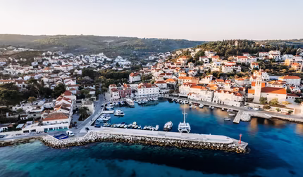 Drohnenaufnahme Areal Hotel Lemongarden mit kleinem Hafen