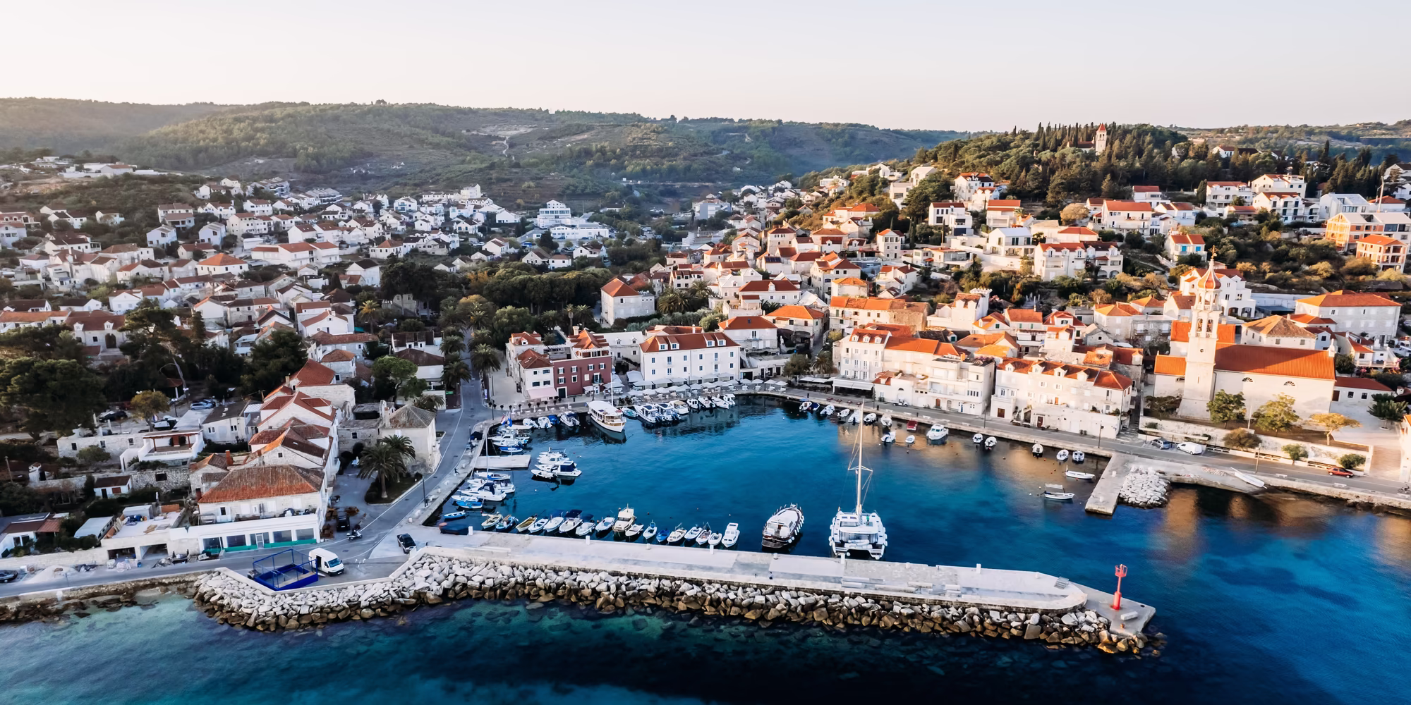 Drohnenaufnahme Areal Hotel Lemongarden mit kleinem Hafen