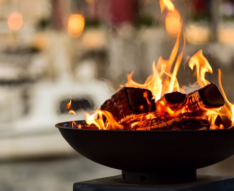 Feuerschale mit viel Holz und bei Abendstimmung