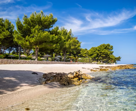 großer Kieselstrand mit klarem Wasser 