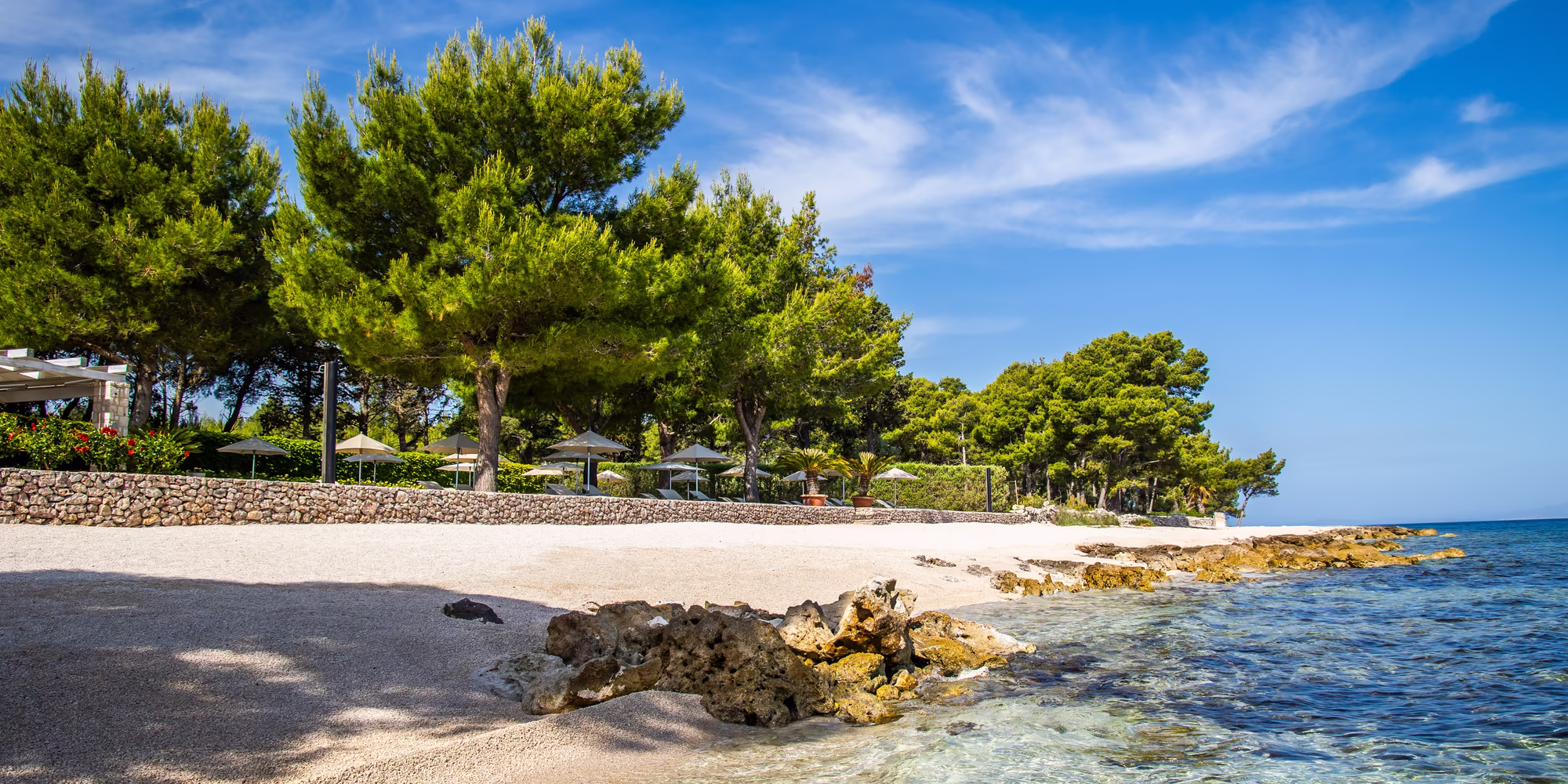 großer Kieselstrand mit klarem Wasser 