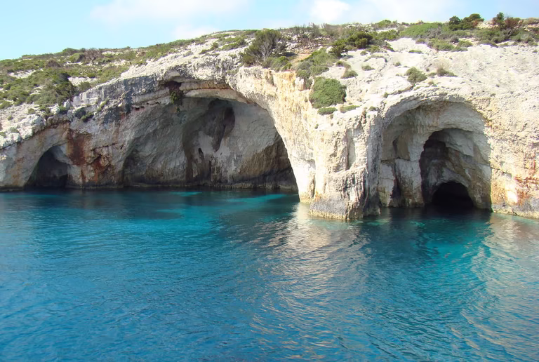 Modra Špilja - eine Bucht mit kristallklarem Wasser
