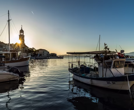 Kleiner Hafen bei Sonnenuntergang auf der Insel Brac