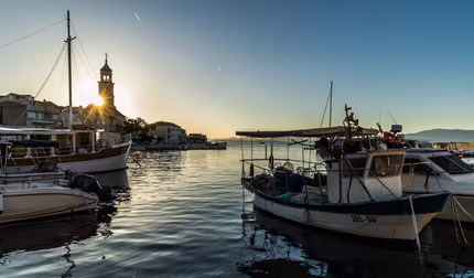 Kleiner Hafen bei Sonnenuntergang auf der Insel Brac