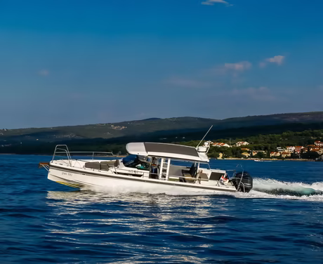 Speedboot auf offenem Meer