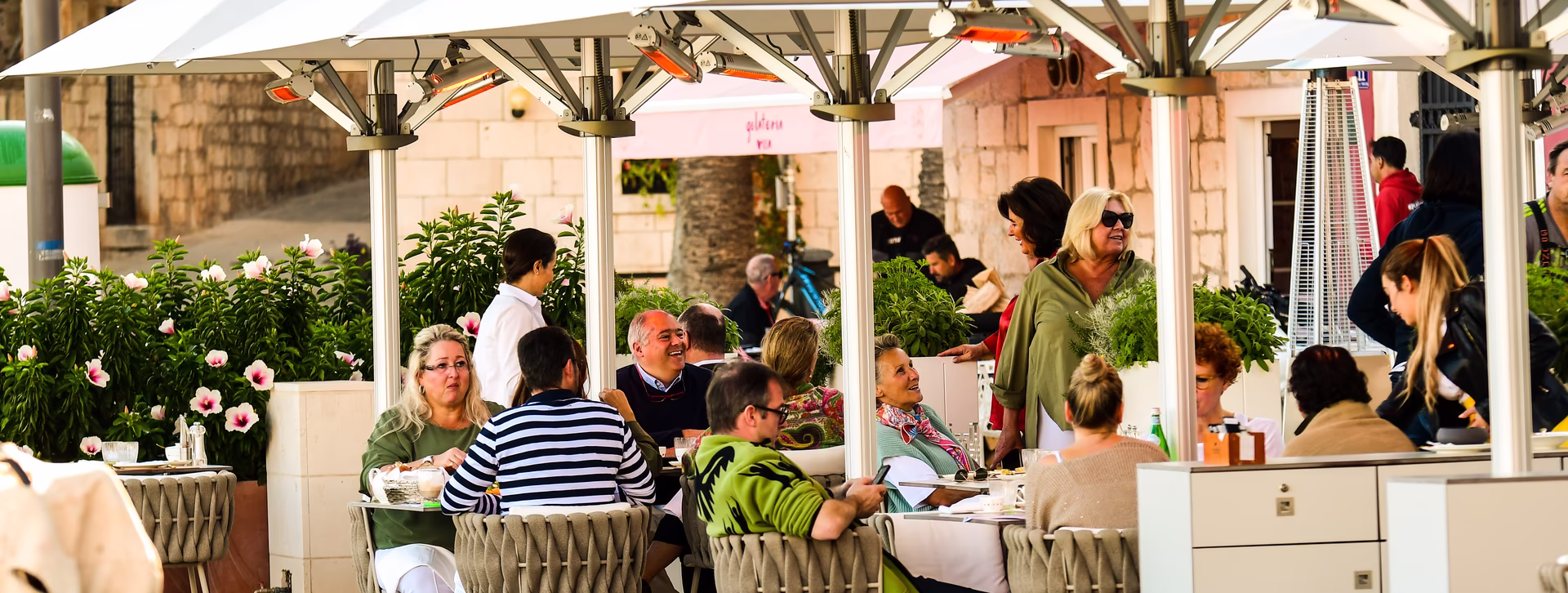Essen direkt am Wasser im Hotel Lemongarden