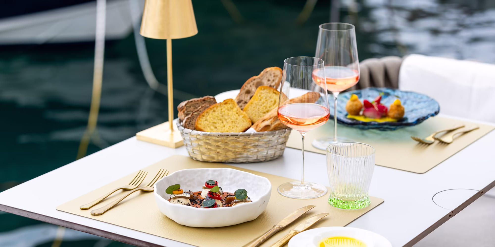 gedeckter Tisch mit Abendessen, Brot Wein direkt am Meer