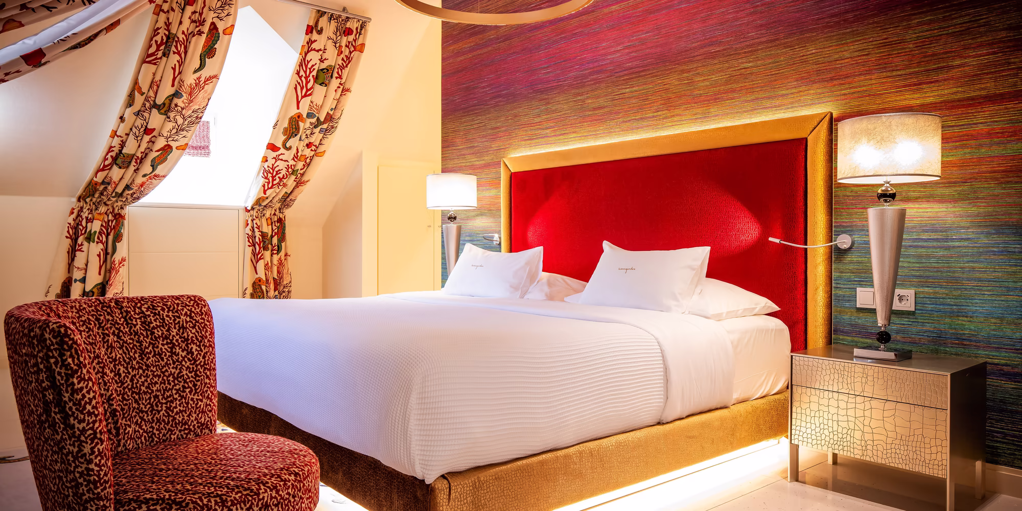 Doppelbett mit großen Leuchten und Sitzmöglichkeit