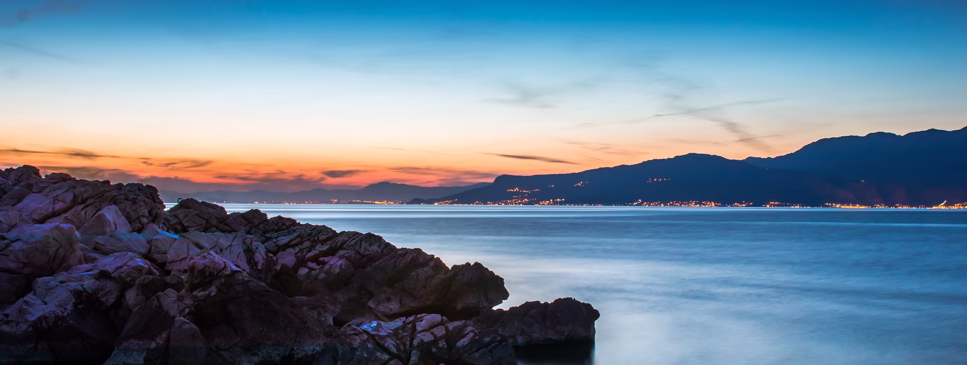 Insel Brač bei Sonnenuntergang mit kristallklarem Wasser