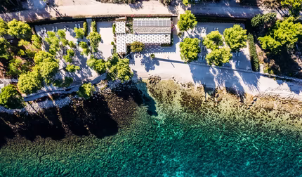 Kristallklares Meer von oben am Lemongarden Strand 