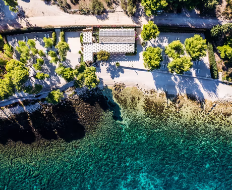 Kristallklares Meer von oben am Lemongarden Strand 