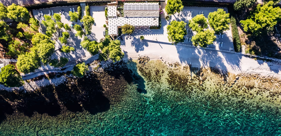 Kristallklares Meer von oben am Lemongarden Strand 