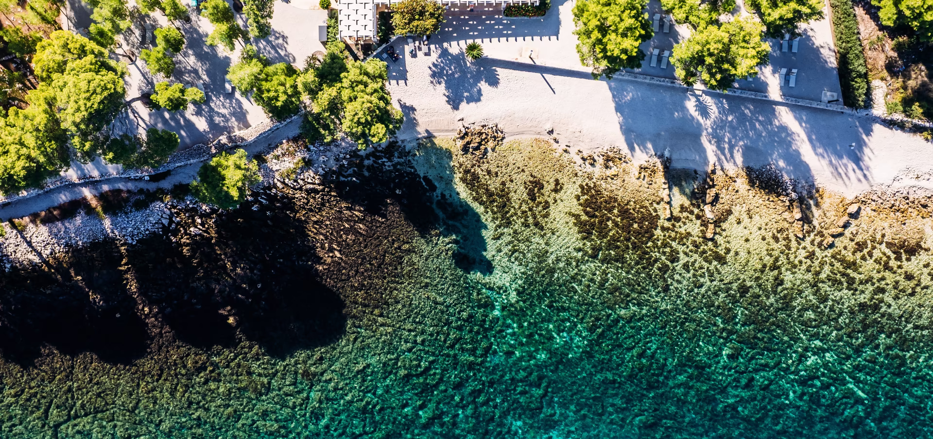 Kristallklares Meer von oben am Lemongarden Strand 