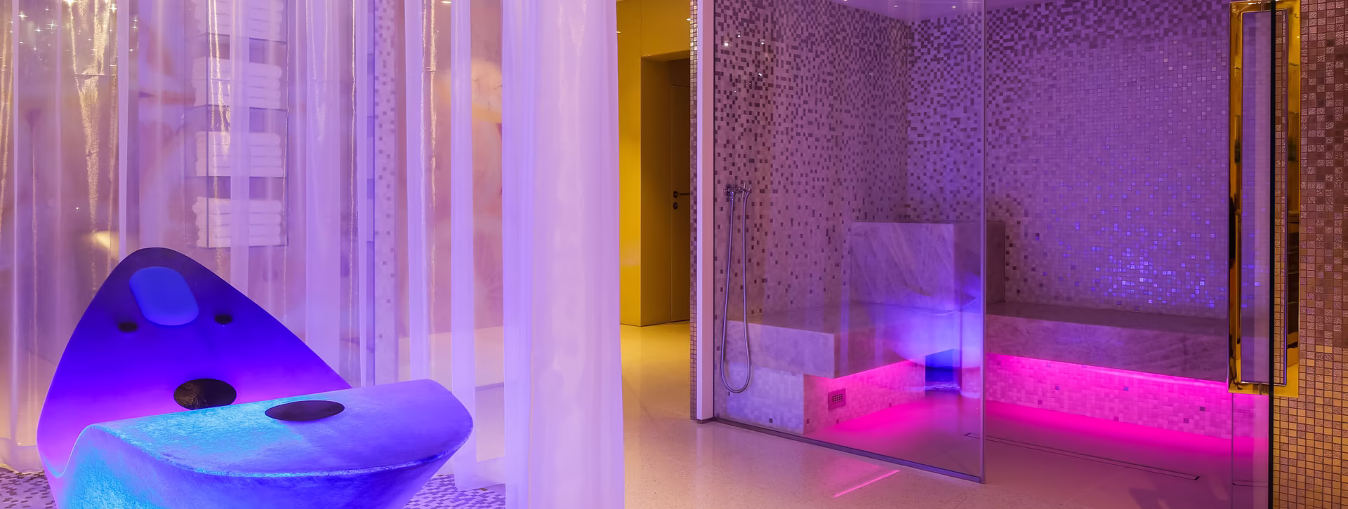 große Sauna mit ergonomisch geformten Alphaspheren Liegen 