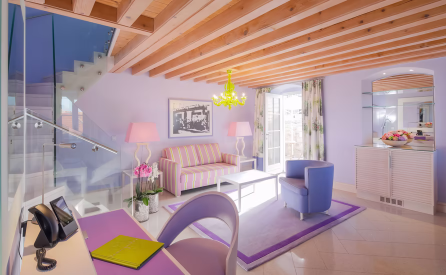 Wohnbereich mit Couch, Lampen, Schreibtisch, Stuhl und Couch