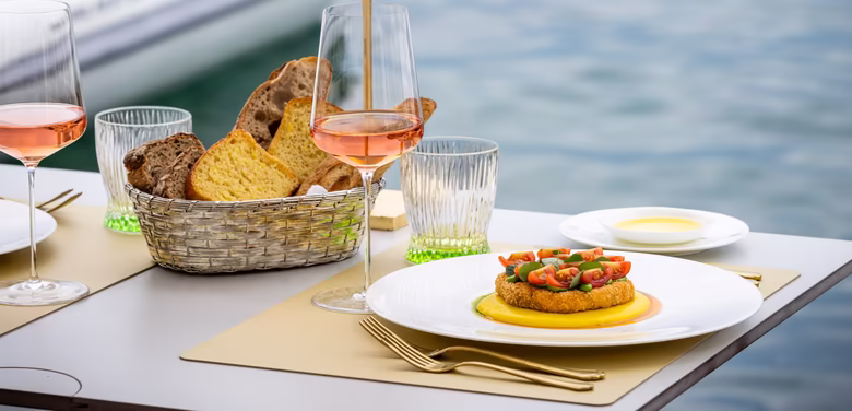 Rosé Wein mit Brotkorb und Vorspeisengericht direkt am Meer