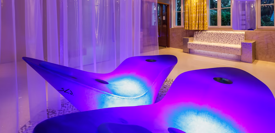 zwei Alphasheren Liegen im privat SPA Bereich mit blau / lila Beleuchtung