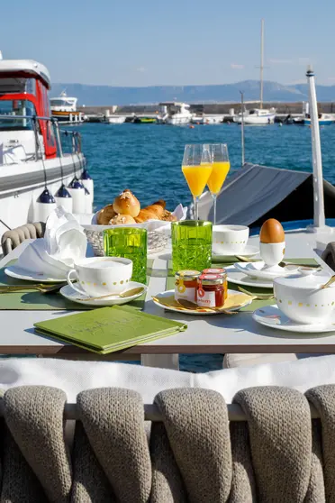 Breakfast with view of the sea