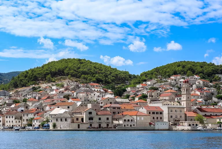Die Stadt Pučišća vom Meer aus fotografiert