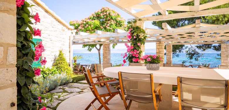 Strandbar Lounge mit Meerblick © Hotel Lemongarden Strandbar mit Holzstühlen und Ausblick auf das Meer