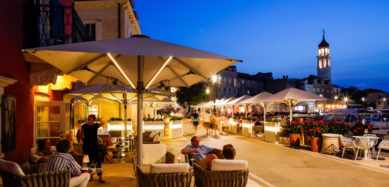 Lemongarden Bar © Hotel Lemongarden Bar am Abend mit Sitzmöglichkeiten draußen