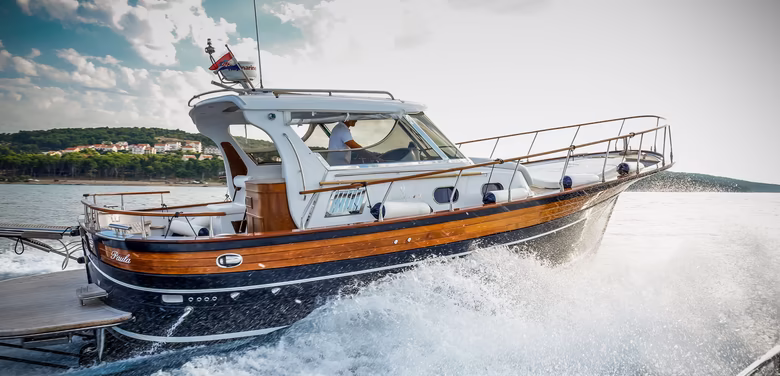 Boot auf dem offenen Meer 