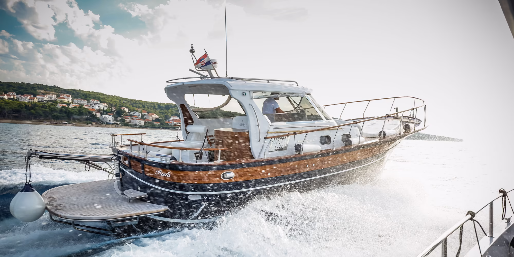 Boot auf offenem Meer