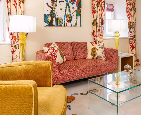 Wohnzimmer mit Couch, Glastisch und Stuhl