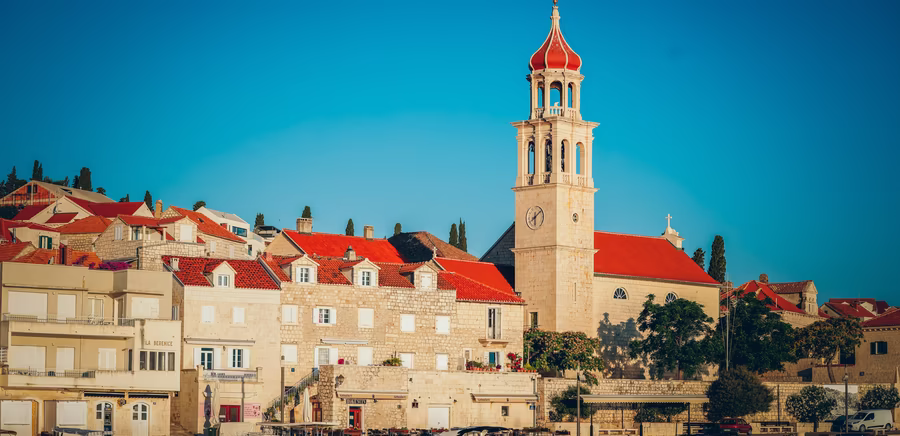 kleine Marina bei Sonnenaufgang