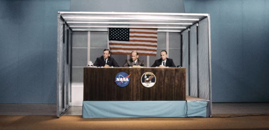 Neil Armstrong, Buzz Aldrin und Michael Collins von der Apollo-11-Mondlandungsmission nehmen am 5. Juli 1969 an einer Pressekonferenz vor dem Flug im Auditorium von Gebäude 1 teil. © Unsplash/Nasa