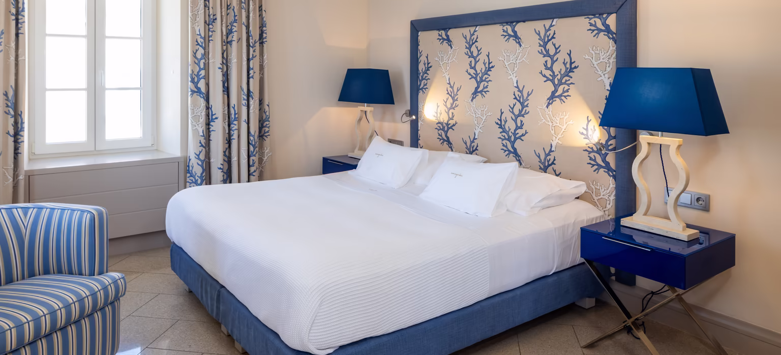 Small Superior © Hotel Lemongarden großes Doppelbett mit hoher Kopfstütze im blauen Farbton