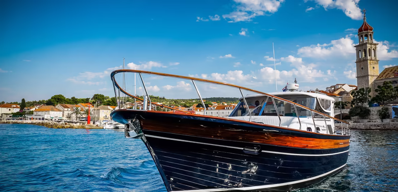 Boot auf dem Weg ins offene Meer