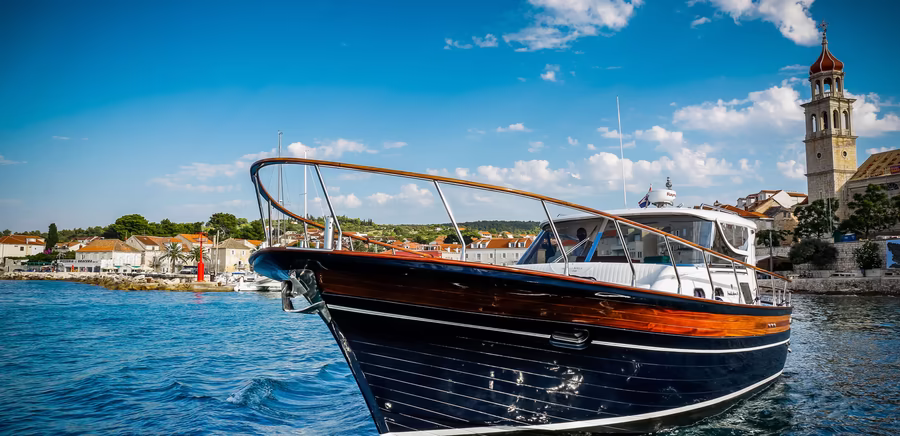 Boot auf dem Weg ins offene Meer
