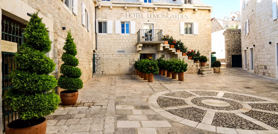 Außenansicht Hotel aus Steinmauern