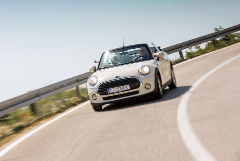 Mini Cooper on tour auf einer Straße 
