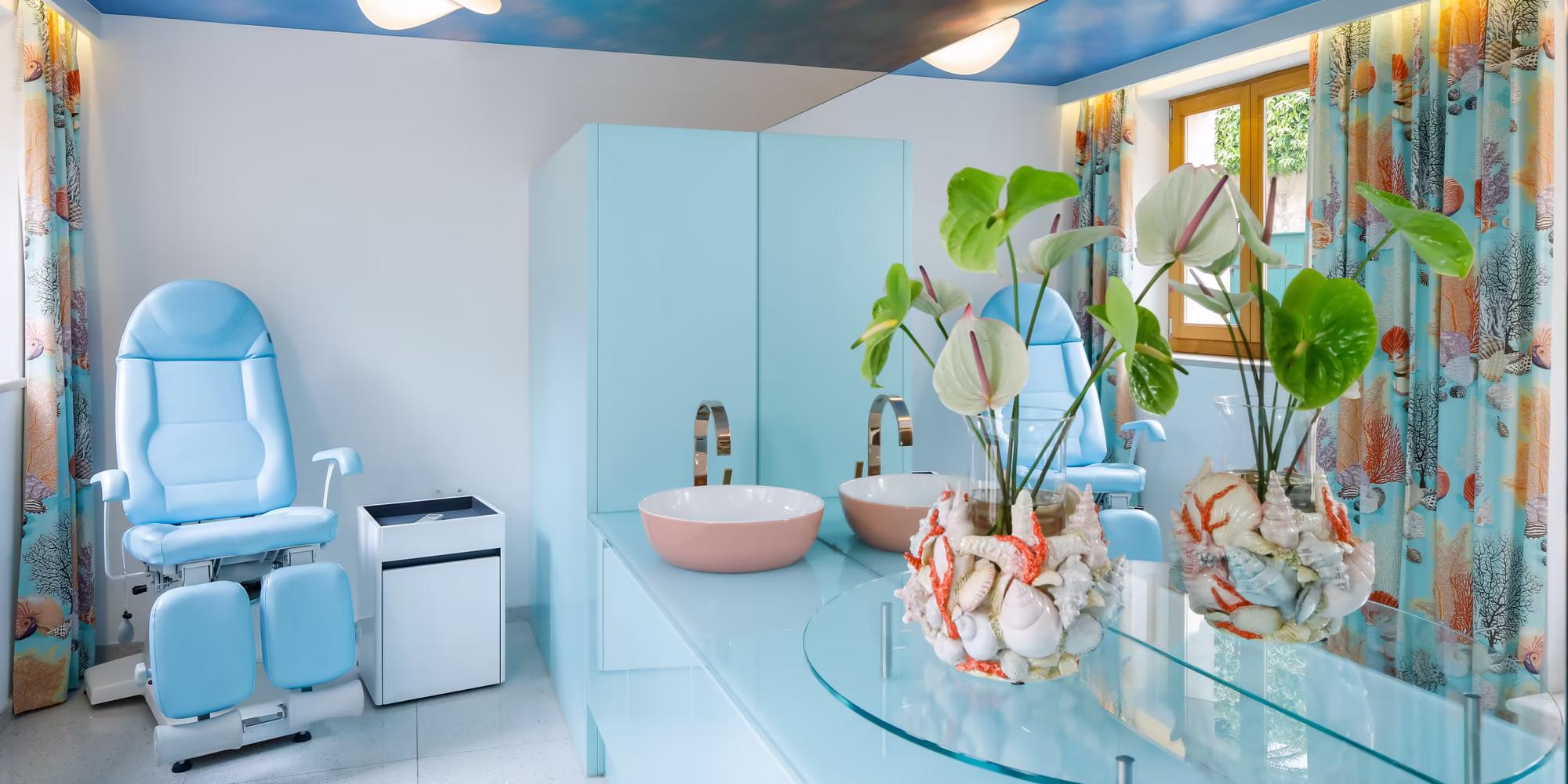 Beautysalon mit großer Sitzliege für Beauty Treatments 