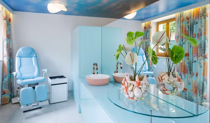 Beautysalon mit großer Sitzliege für Beauty Treatments 